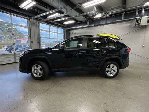 Used 2021 Toyota RAV4 LE AWD/4WD image 2