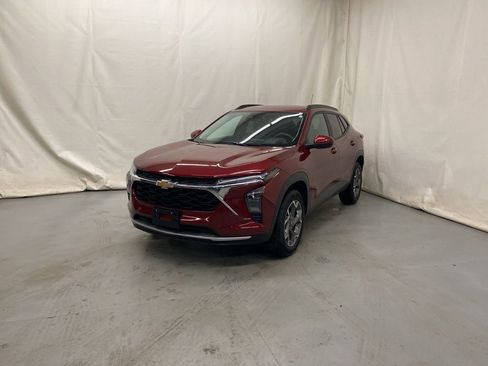 Used 2025 Chevrolet Trax LT FWD image 2