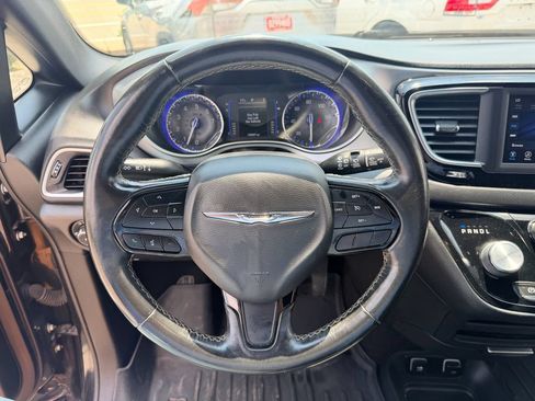 Used 2020 Chrysler Pacifica Touring-L w/ S Appearance Package FWD image 18