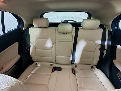 Used 2019 Mercedes-Benz GLA 250 4MATIC w/ Premium Package image 13