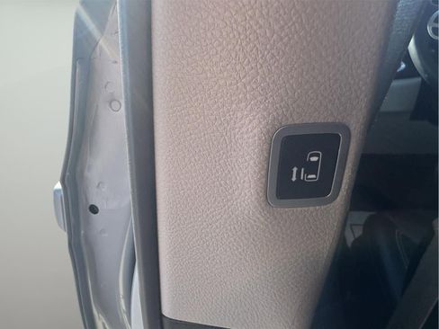 Used 2024 Chrysler Pacifica Touring-L image 31