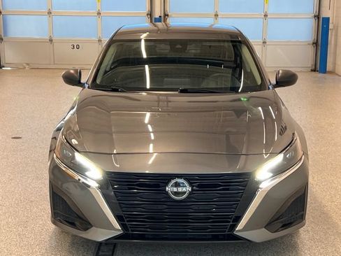 Used 2025 Nissan Altima 2.5 SV FWD image 3