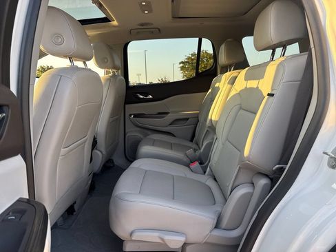 Used 2021 GMC Acadia SLT w/ Technology Package FWD image 14