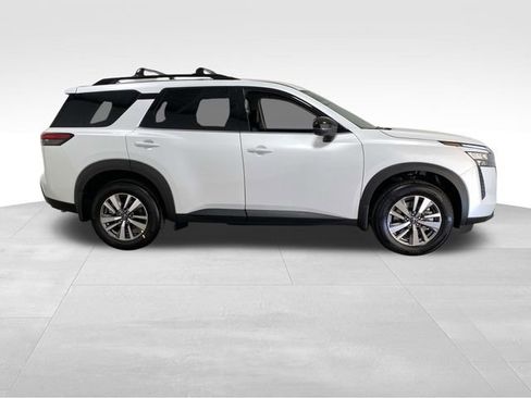 New 2026 Nissan Pathfinder SL image 2