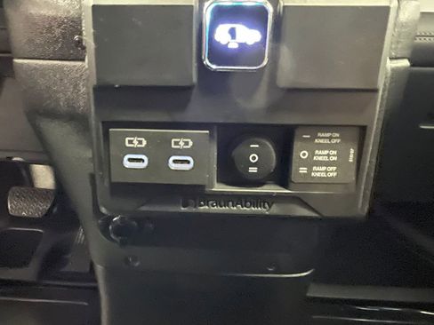 Used 2025 Toyota Sienna XLE image 32