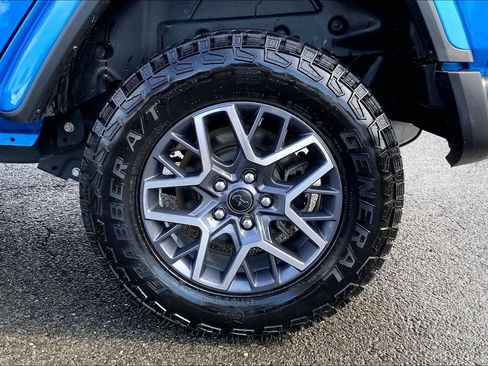 Certified 2025 Jeep Wrangler Sahara image 9