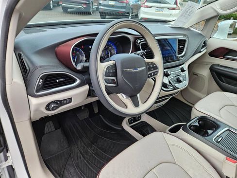 Used 2017 Chrysler Pacifica Limited image 25