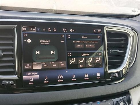 Used 2023 Chrysler Pacifica Touring-L FWD image 19