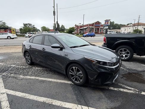 Used 2023 Kia Forte LXS FWD image 3