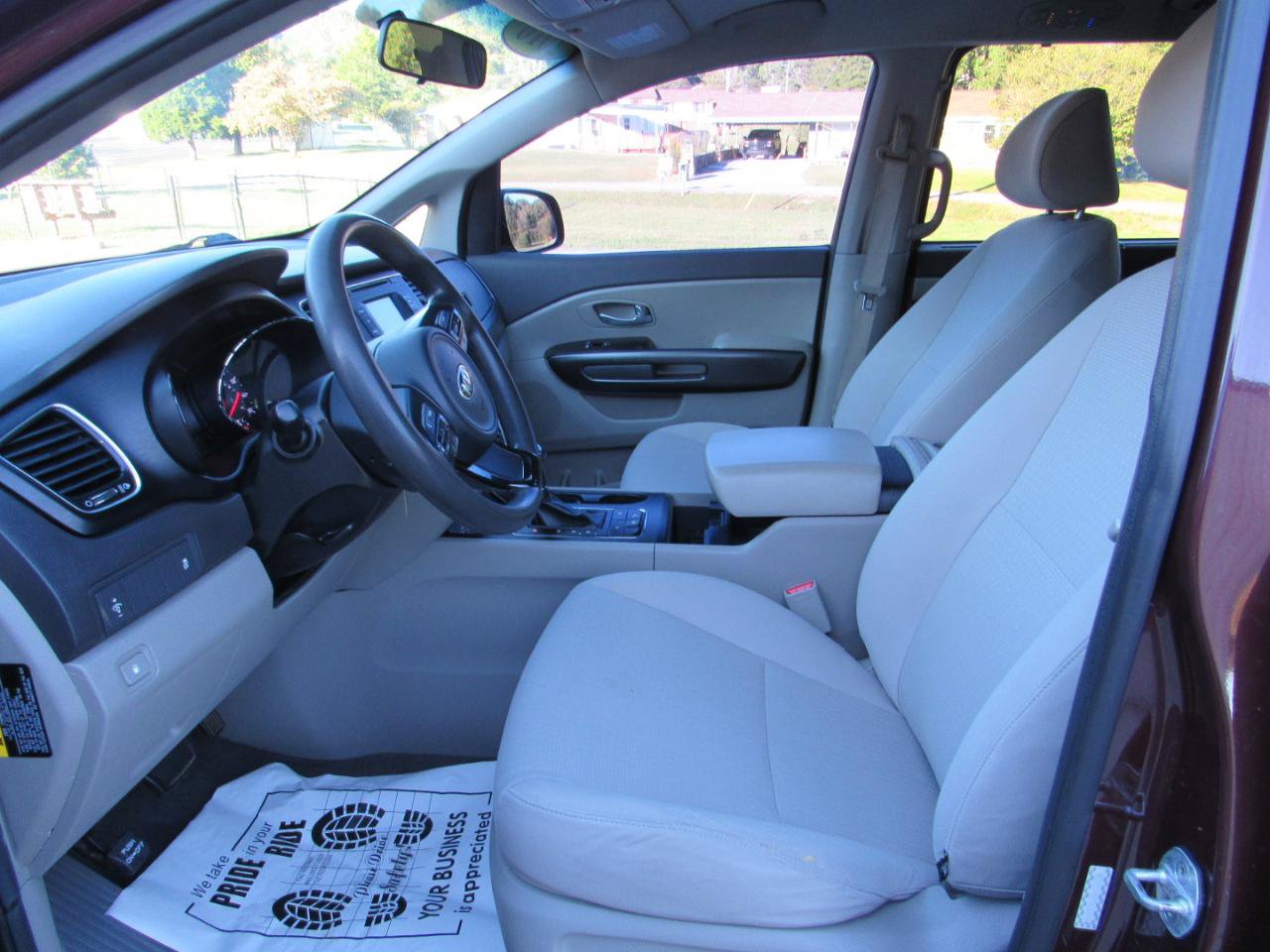 Used 2016 Kia Sedona LX w/ Option Group 020 FWD image 4