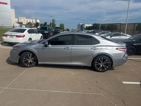Used 2020 Toyota Camry SE FWD image 6