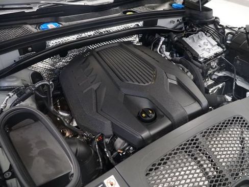 Certified 2026 Porsche Macan AWD/4WD image 14