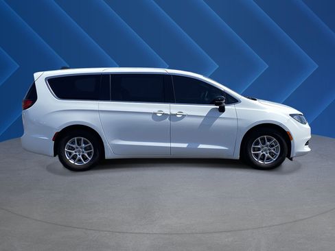 Used 2025 Chrysler Voyager LX FWD image 2