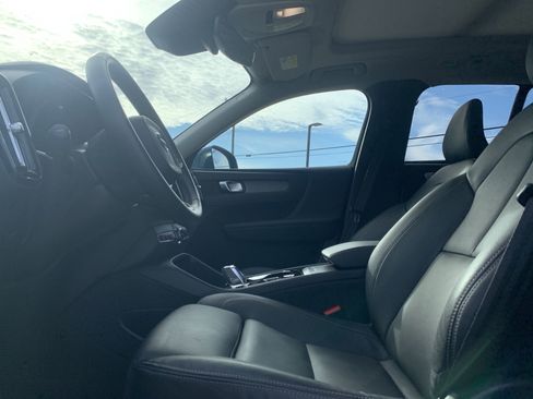 Used 2025 Volvo XC40 B5 Plus image 16