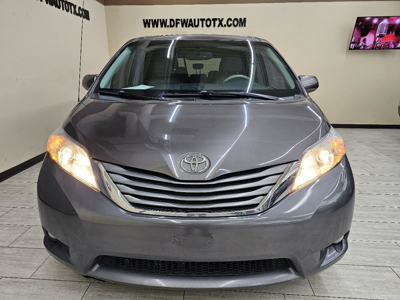 Used 2013 Toyota Sienna XLE FWD image 3