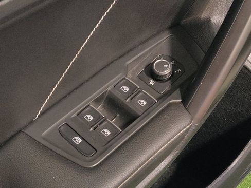 Used 2022 Volkswagen Tiguan SE w/ Panoramic Sunroof Package image 27