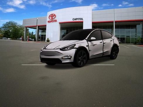 Used 2025 Tesla Model Y Long Range image 19