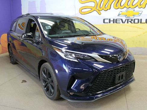 Used 2022 Toyota Sienna XSE w/ XSE Plus Package image 4