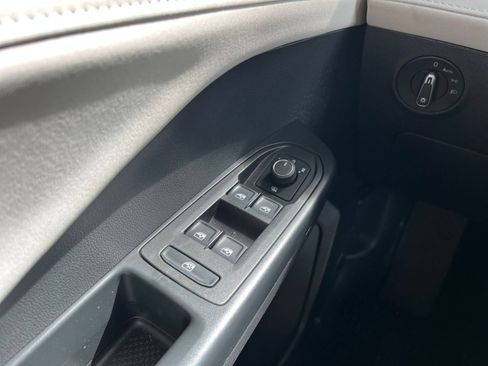 Used 2025 Volkswagen Taos SE FWD image 18