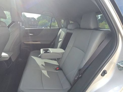 Used 2023 Toyota Venza XLE AWD/4WD image 13