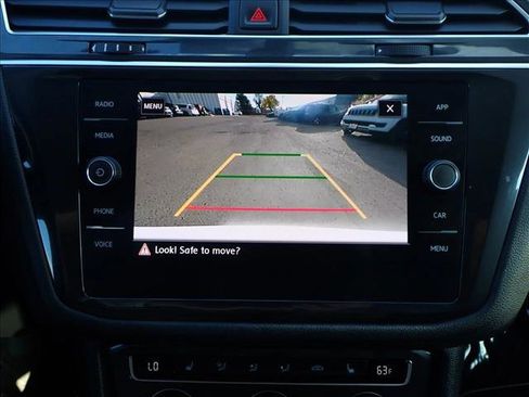 Used 2020 Volkswagen Tiguan SE image 17