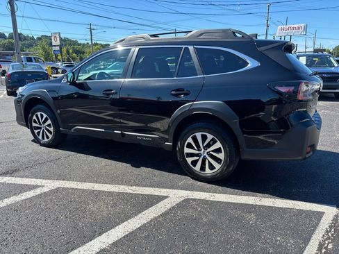 Used 2023 Subaru Outback Premium AWD/4WD image 4