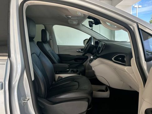 Used 2022 Chrysler Pacifica Touring-L FWD image 28
