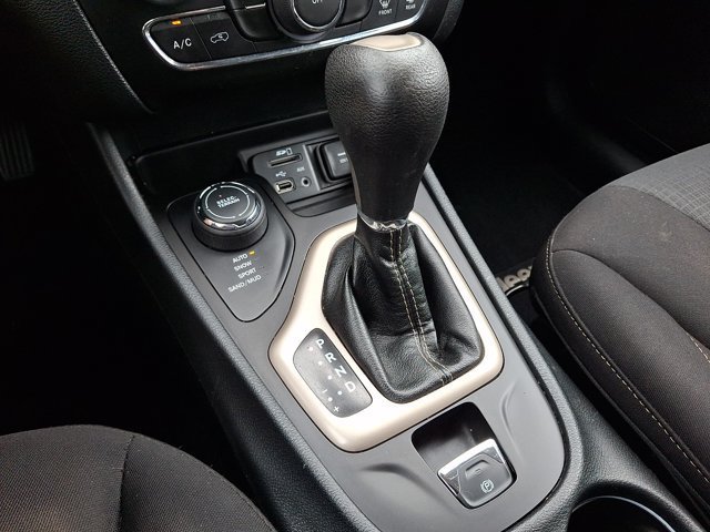 Used 2016 Jeep Cherokee Latitude AWD/4WD image 18