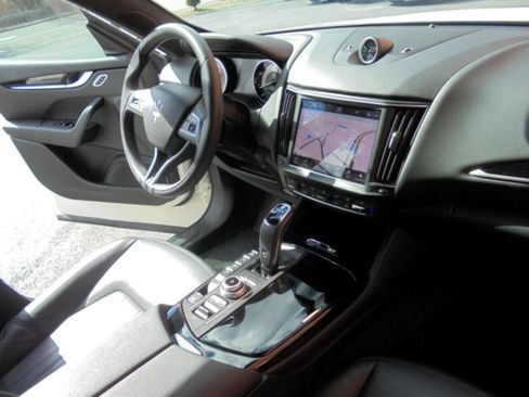 Used 2021 Maserati Levante image 9