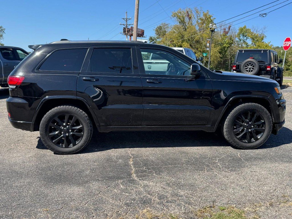 Used 2019 Jeep Grand Cherokee Altitude AWD/4WD image 2