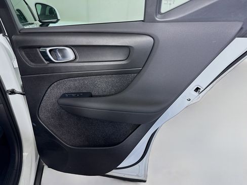 Used 2023 Volvo XC40 B5 Plus image 28