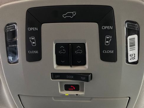 Used 2025 Toyota Sienna XLE FWD image 20