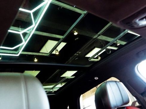 Used 2018 Bentley Bentayga image 29