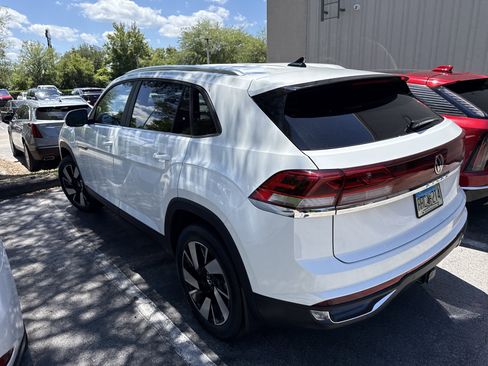 Used 2024 Volkswagen Atlas Cross Sport SE FWD image 4