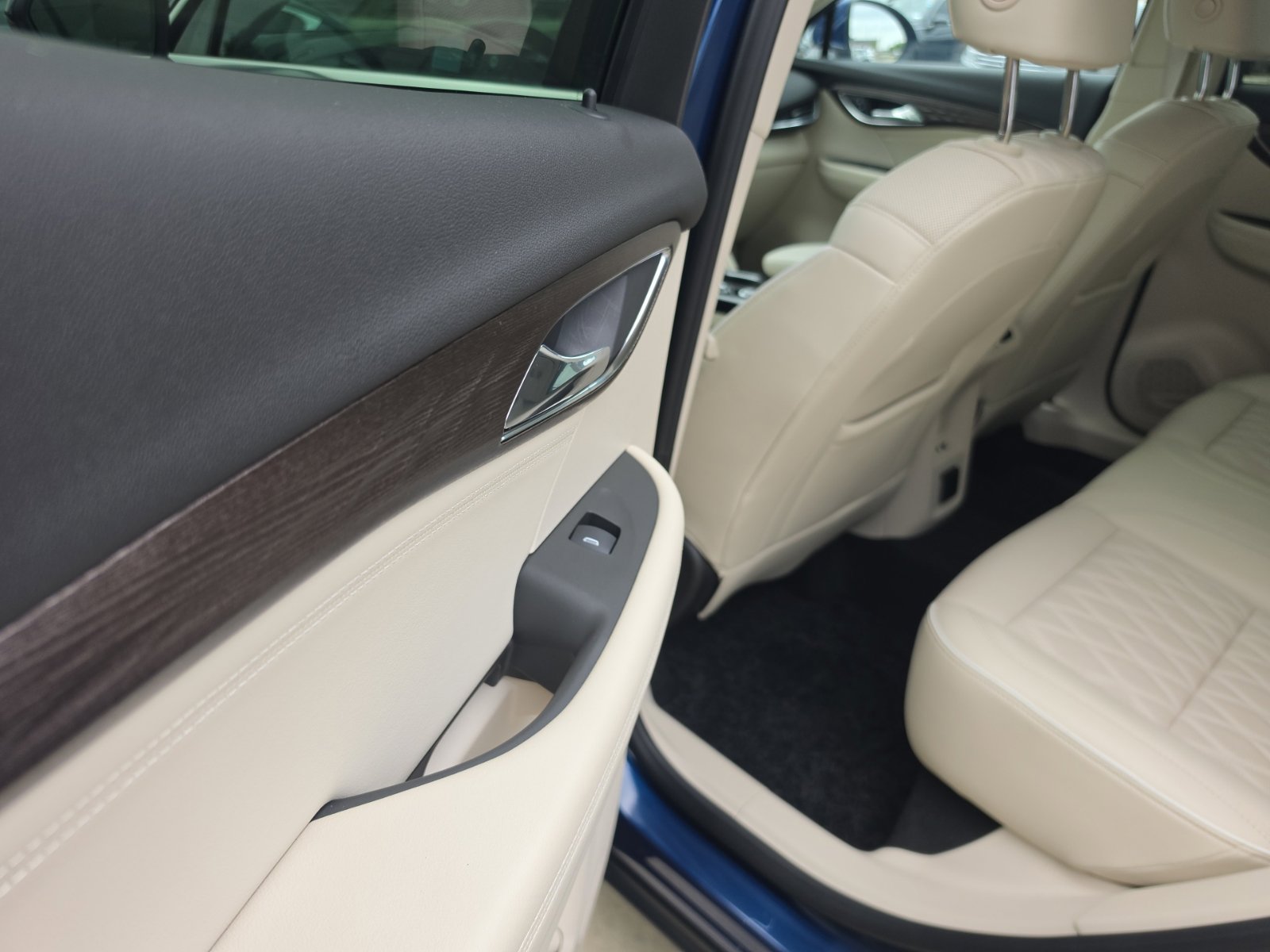 Used 2023 Buick Envision Avenir AWD/4WD image 16