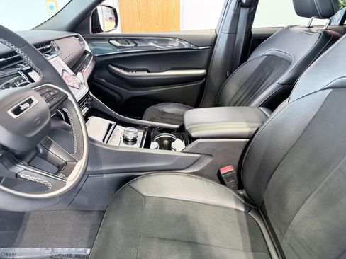 Used 2023 Jeep Grand Cherokee Altitude image 12