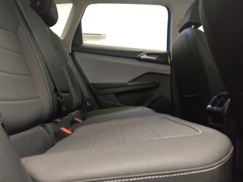 Used 2023 Volkswagen Taos SE w/ Panoramic Sunroof Package FWD image 19