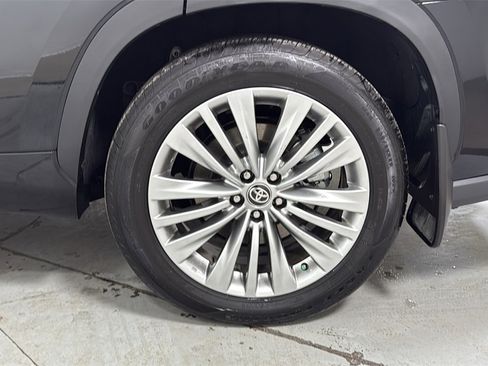 Certified 2025 Toyota Highlander Platinum image 24
