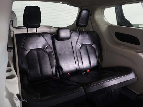 Used 2023 Chrysler Pacifica Touring-L FWD image 31