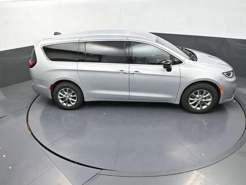 New 2026 Chrysler Pacifica Select AWD/4WD image 18