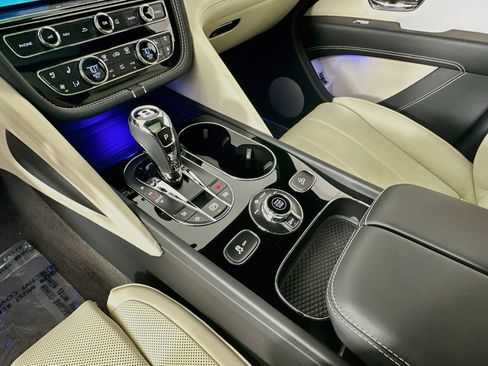 Used 2025 Bentley Bentayga AWD/4WD image 16