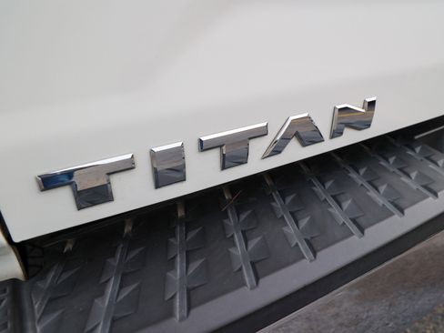 Used 2018 Nissan Titan SV AWD/4WD image 11