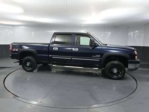 Used 2005 Chevrolet Silverado 2500 LS w/ Heavy-Duty Power Package AWD/4WD image 3