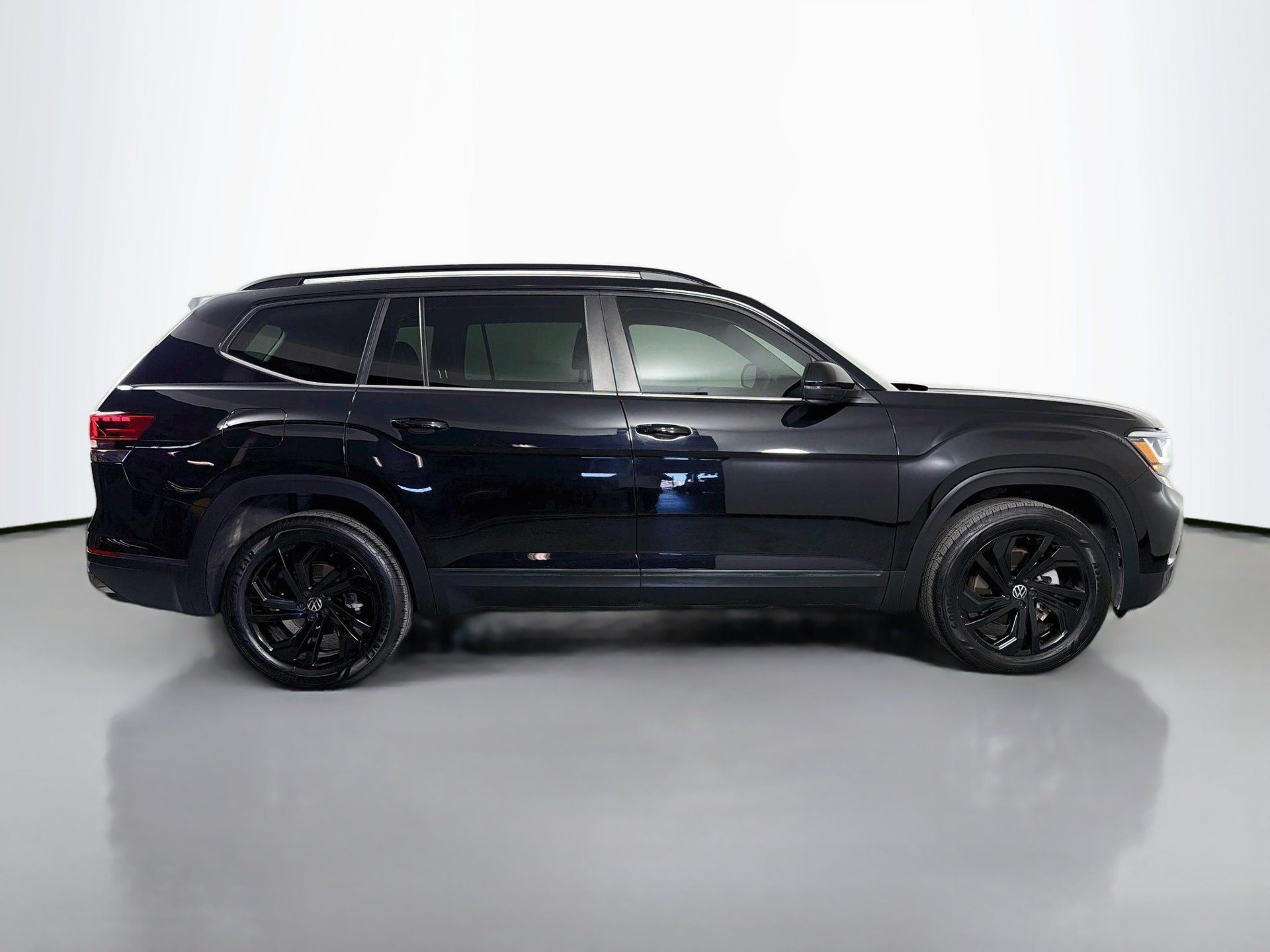 Used 2023 Volkswagen Atlas SE w/ Black Wheel Package FWD image 4