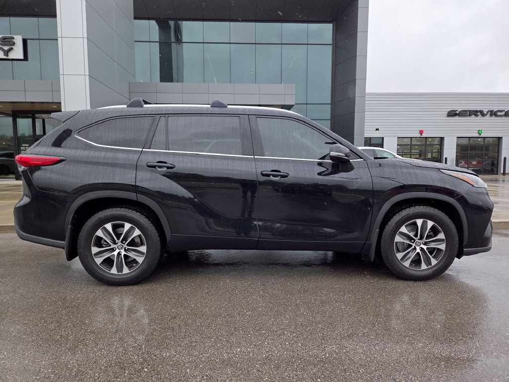 Used 2021 Toyota Highlander XLE AWD/4WD image 26