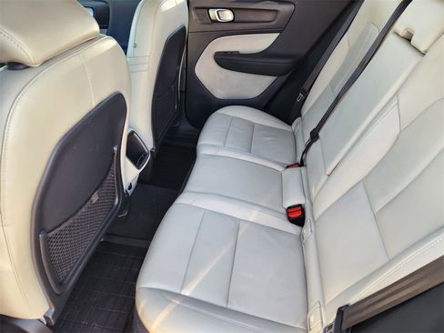 Used 2020 Volvo XC40 T5 Momentum w/ Protection Package Premier image 29
