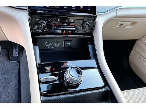 New 2025 Jeep Grand Cherokee Limited w/ Luxury Tech Group II AWD/4WD image 16