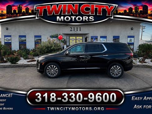Used 2023 Chevrolet Traverse Premier FWD image 2