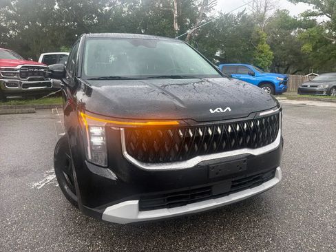 Used 2025 Kia Carnival FWD image 5