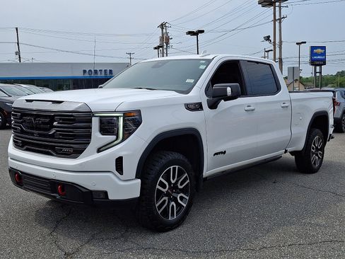 Used 2024 GMC Sierra 1500 AT4 w/ Technology Package AWD/4WD image 3